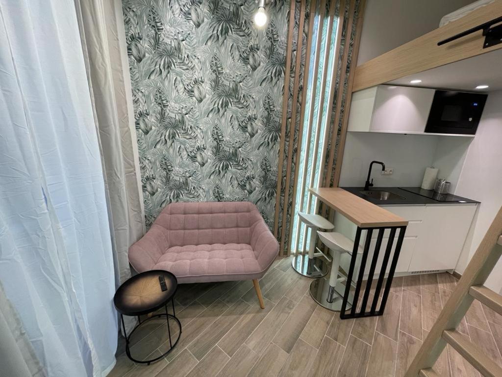 Zeus Design Mini #5a Apartment